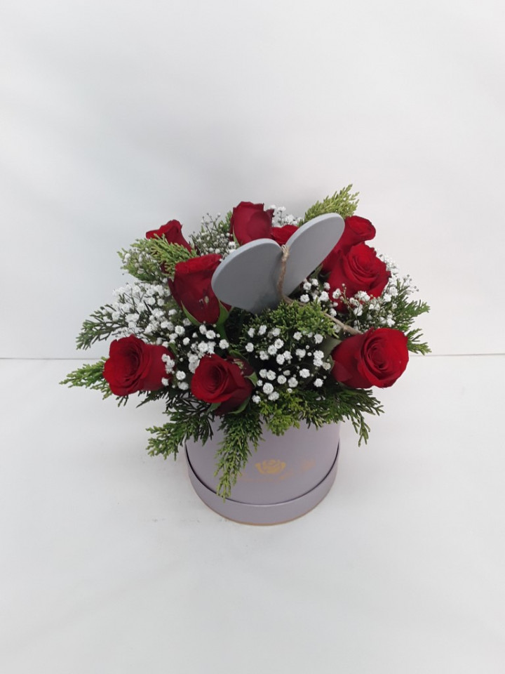 Bouquet with red roses in the box