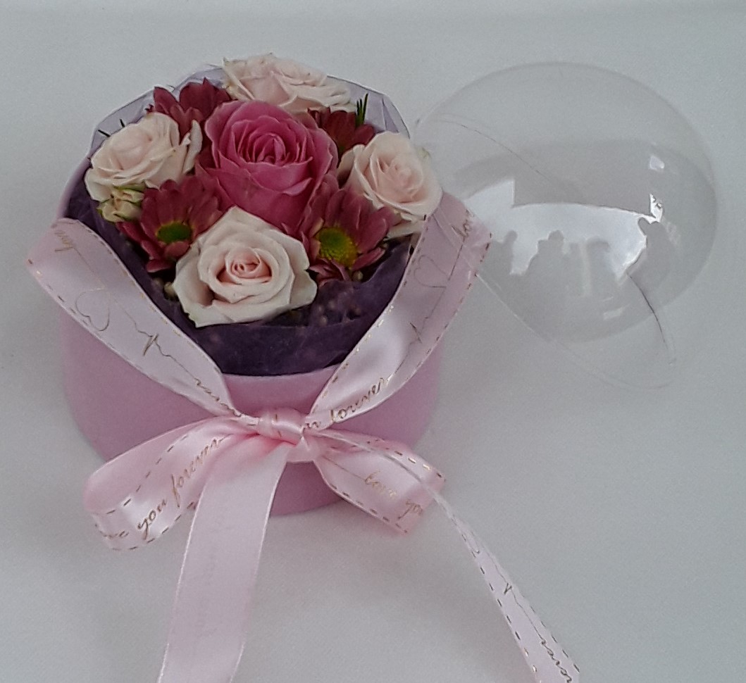 Round pink box with flowers