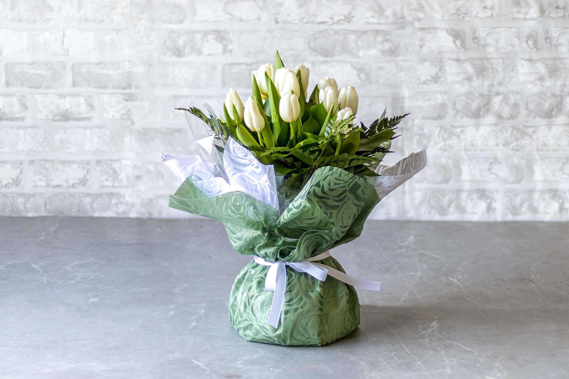 White water bouquet with 15 tulips No1203
