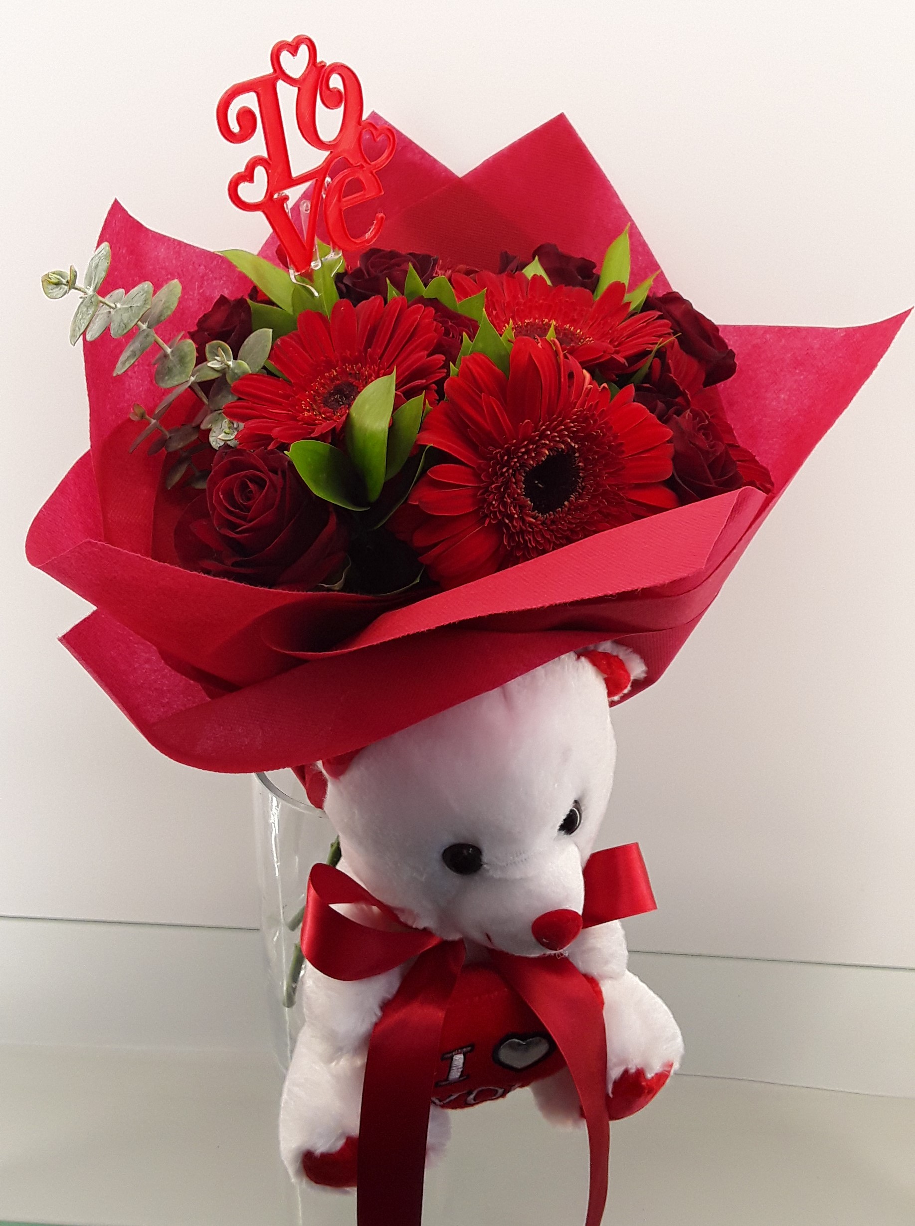 B2333- Bouquet with 7 red roses and 5 gerberas with teddy