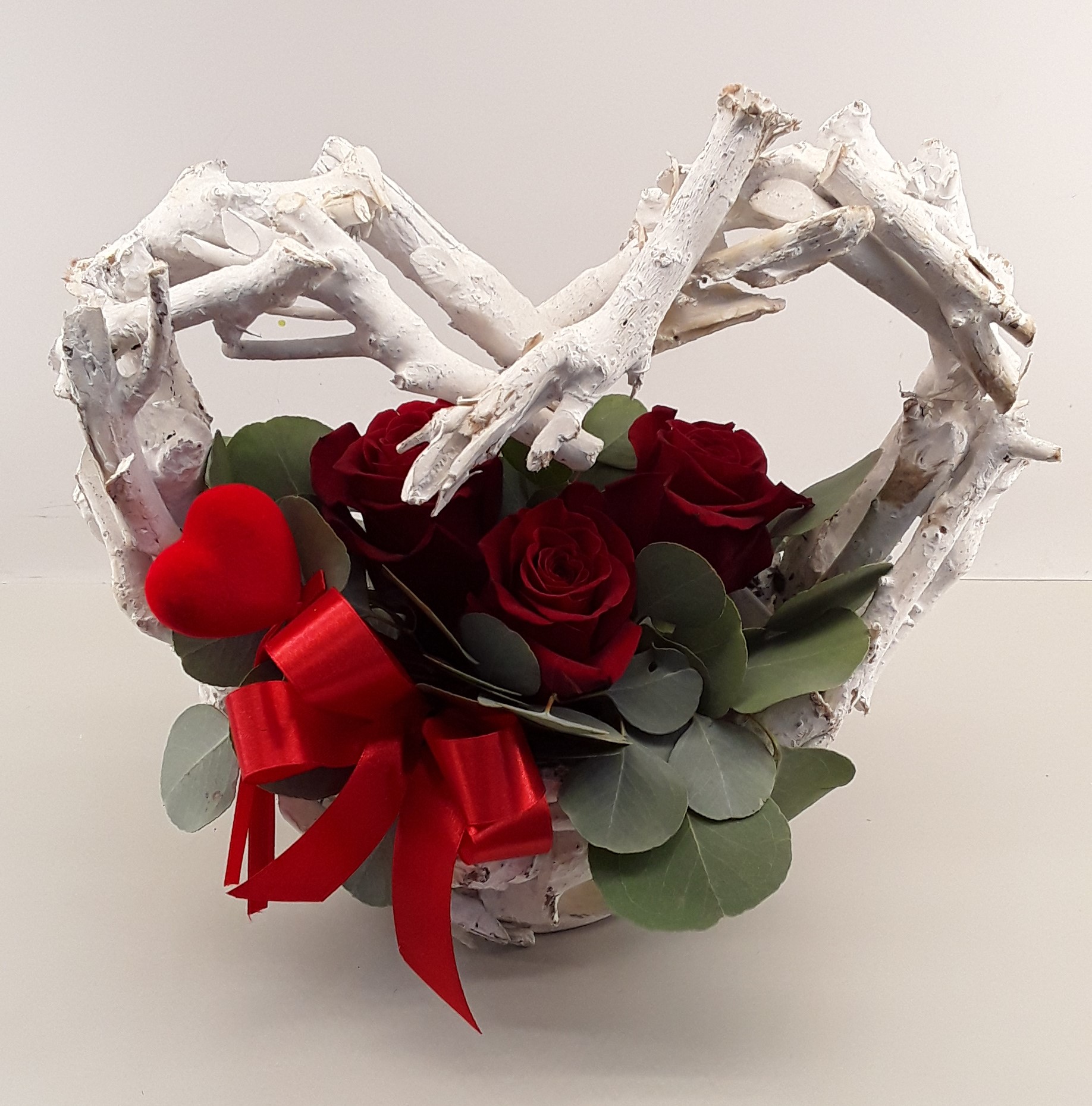 B2417--Red roses in wooden heart