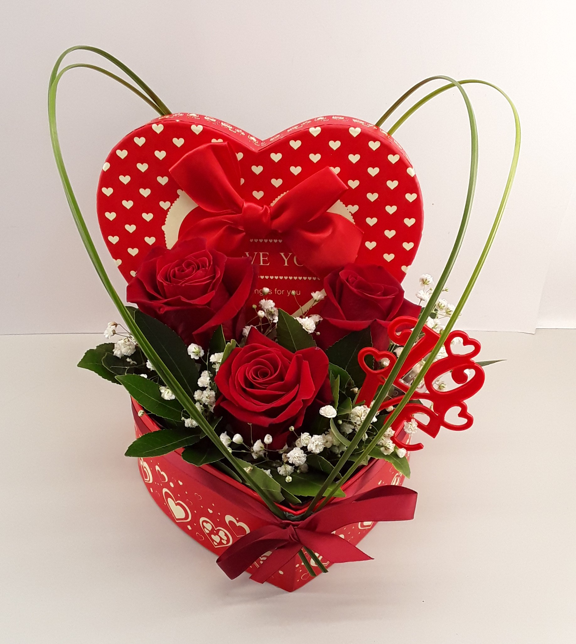 B2424-- Love's set Red roses in heart box
