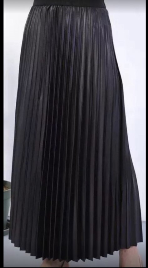 Woman's Long Total Black Pleat Design Skirt