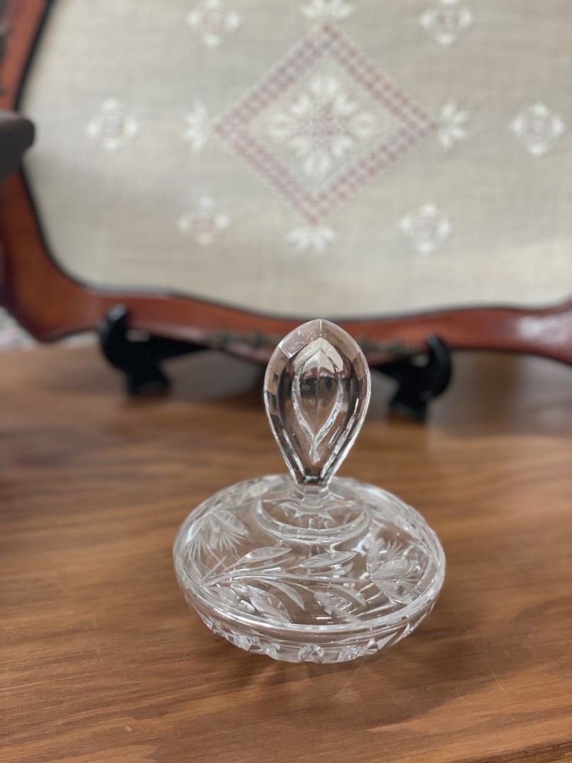 Vintage Crystal Powder Jar With Ornate Lid Mid 20Th Century Elegant Vanity Box Antique Decorative Glass Jar 1Kg 11Cmx11Cmx13Cm (Wxlxh)