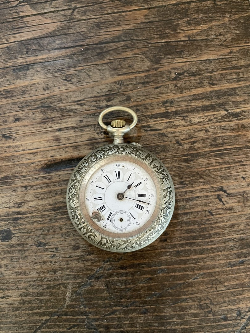 Antique Pocket Watch With Wild Animal Engraving Late 19Th Century Mechanical Timepiece 1Kg 5Cmx6Cm (Wxlxh)