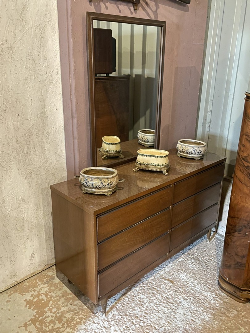 Mid-Century Modern Wooden Dresser With Matching Mirror 70Kg 137.5Cmx46Cmx182Cm (Wxlxh)
