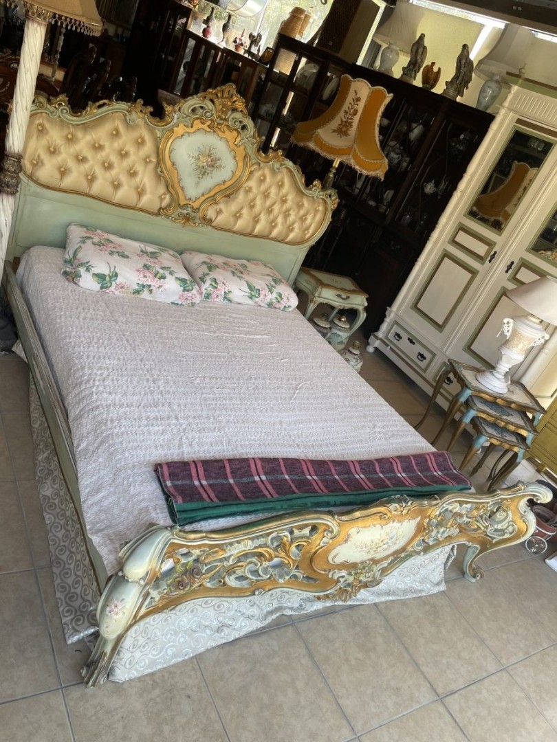 Italian Venetian Gilt Wood Bed & Bedsides Cabinet 100Kg 195Cmx166Cmx192Cm (Wxlxh)