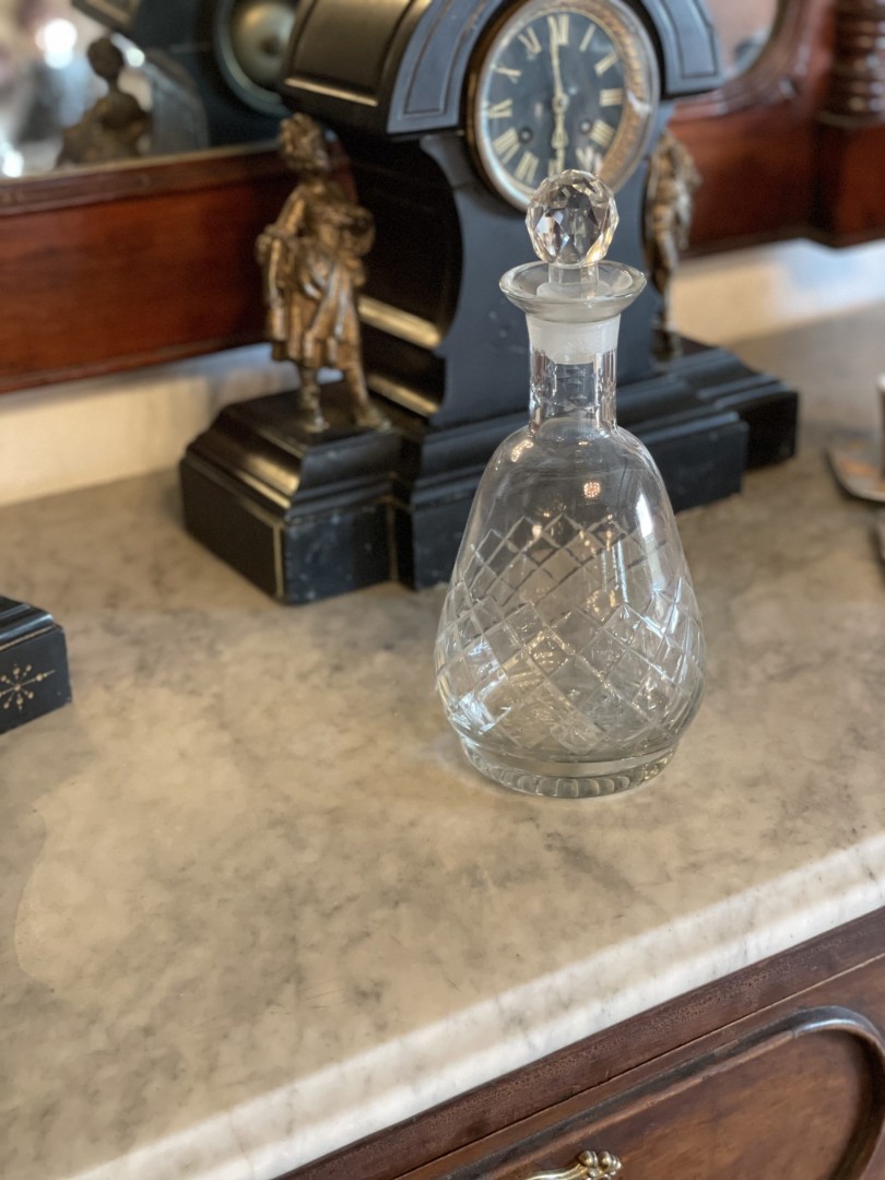 Vintage Cut Glass Decanter With Faceted Stopper Classic Elegance 1.5Kg 12Cmx12Cmx25Cm (Wxlxh)