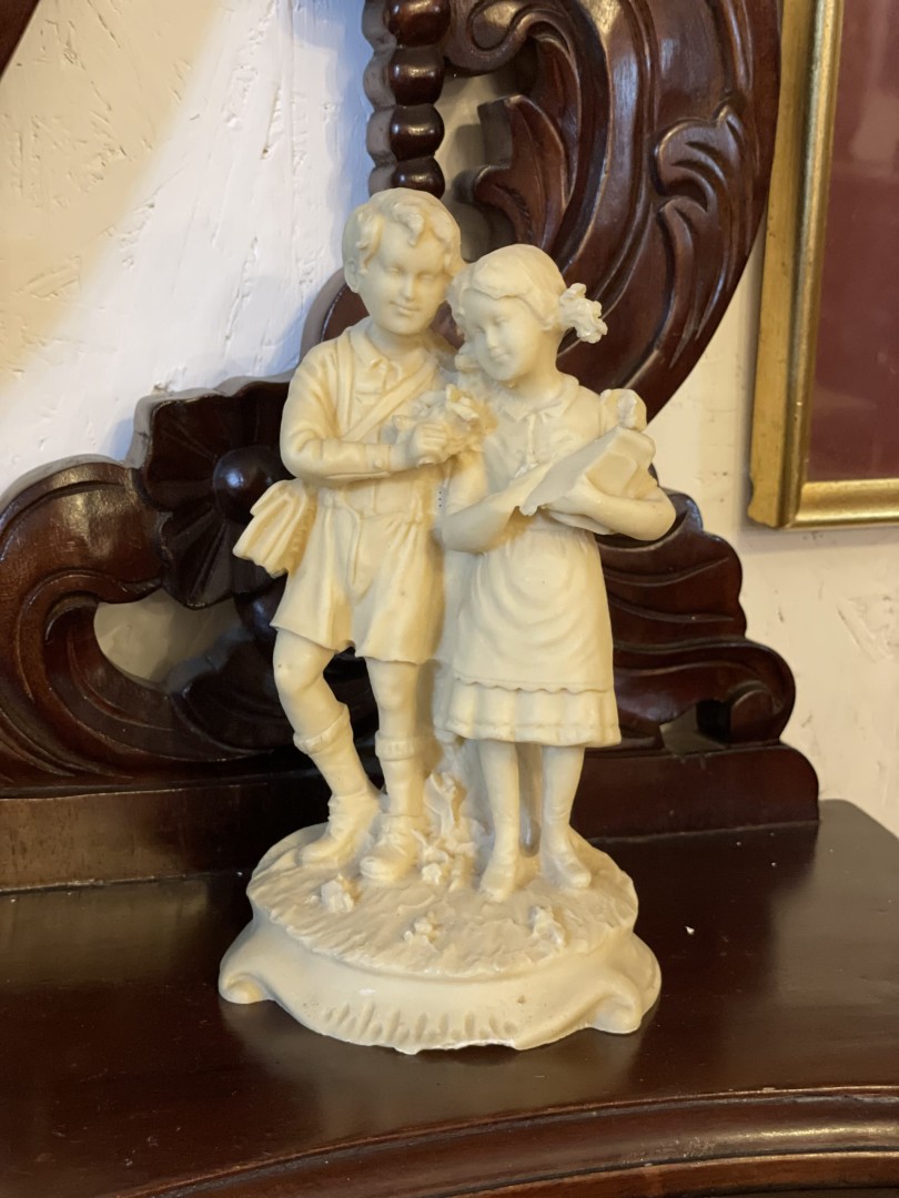Delightful 1970S Vintage Resin Figurine Boy And Girl In A Romantic Scene 1Kg 11Cmx10Cmx20Cm (Wxlxh)