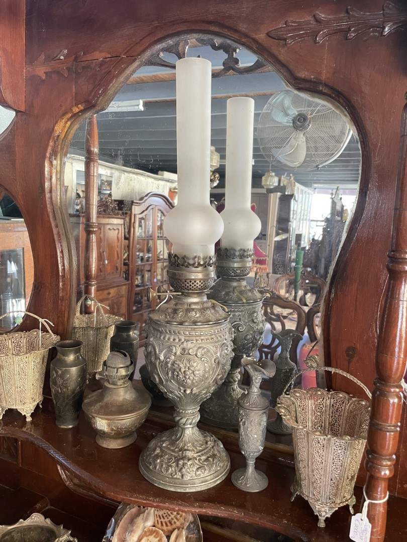 Antique Rococo Revival Oil Lamp With Frosted Chimney 19Th Century Baroque Style Elegance 3Kg 14Cmx14Cmx60Cm (Wxlxh)