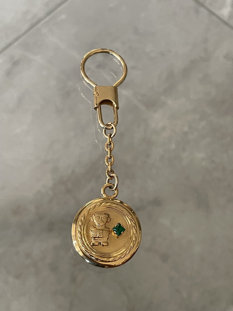 Vintage Gold-Tone Keychain With An Inca-Inspired Figure And A Green Gemstone 0.1Kg 3Cmx10.5Cm (Wxlxh)