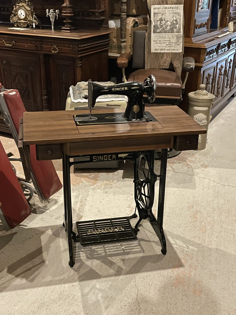 Antique Singer Sewing Machine With Pedal & Wooden Table Fully Restored C.1930 35Kg 105Cmx44Cmx94Cm (Wxlxh)
