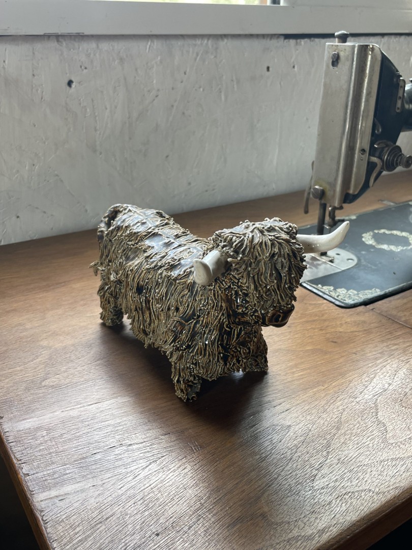 Vintage C.W.P. Scotland Highland Cow Sculpture Glazed Ceramic Figurine 1Kg 19Cmx7Cmx12Cm (Wxlxh)
