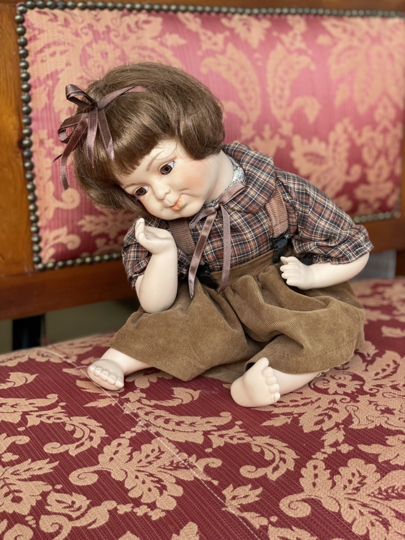 Vintage Porcelain Doll - Handcrafted Collectible With Delicate Expression (C. 1980S) 2Kg 25Cmx20Cmx25Cm (Wxlxh)