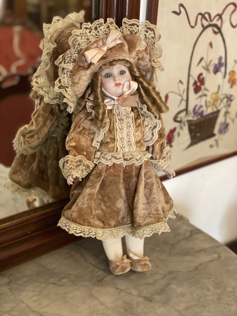 Vintage Victorian Porcelain Doll Handcrafted  Velvet & Lace  1970S Collectible 3Kg 21Cmx9Cmx42Cm (Wxlxh)