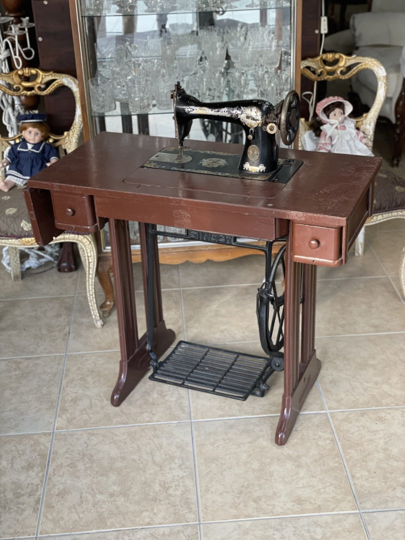Antique Singer Treadle Sewing Machine With Table Timeless Craftsmanship (1920S-1940S) 100Kg 90Cmx42Cmx73Cm (Wxlxh)