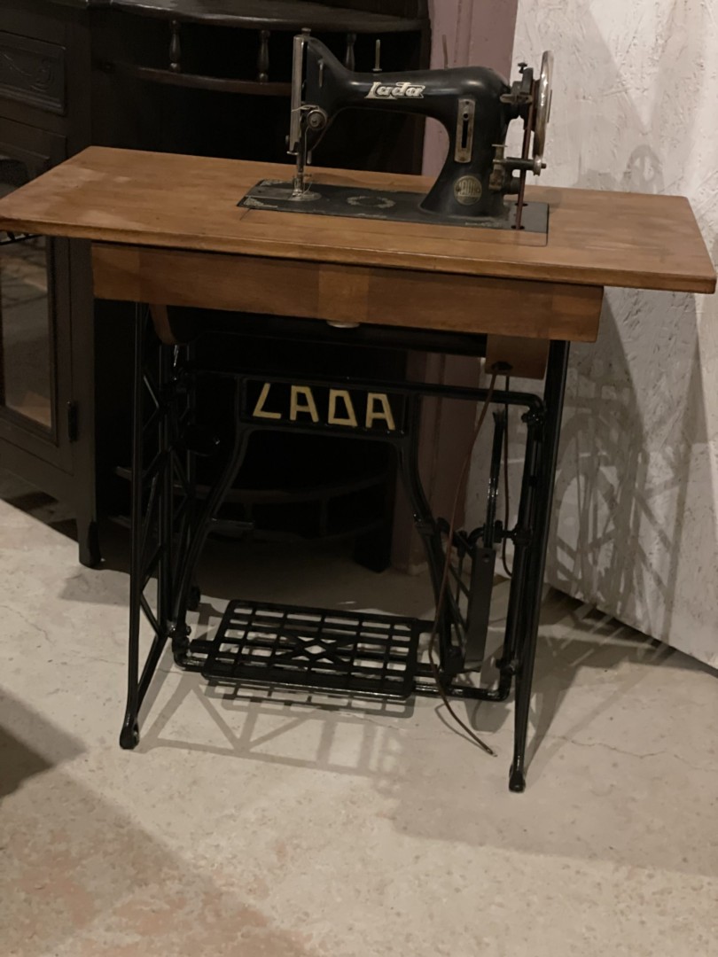 Vintage Lada Treadle Sewing Machine With Table Circa 1950S Rare Collectible 40Kg 91Cmx47Cmx77Cm (Wxlxh)