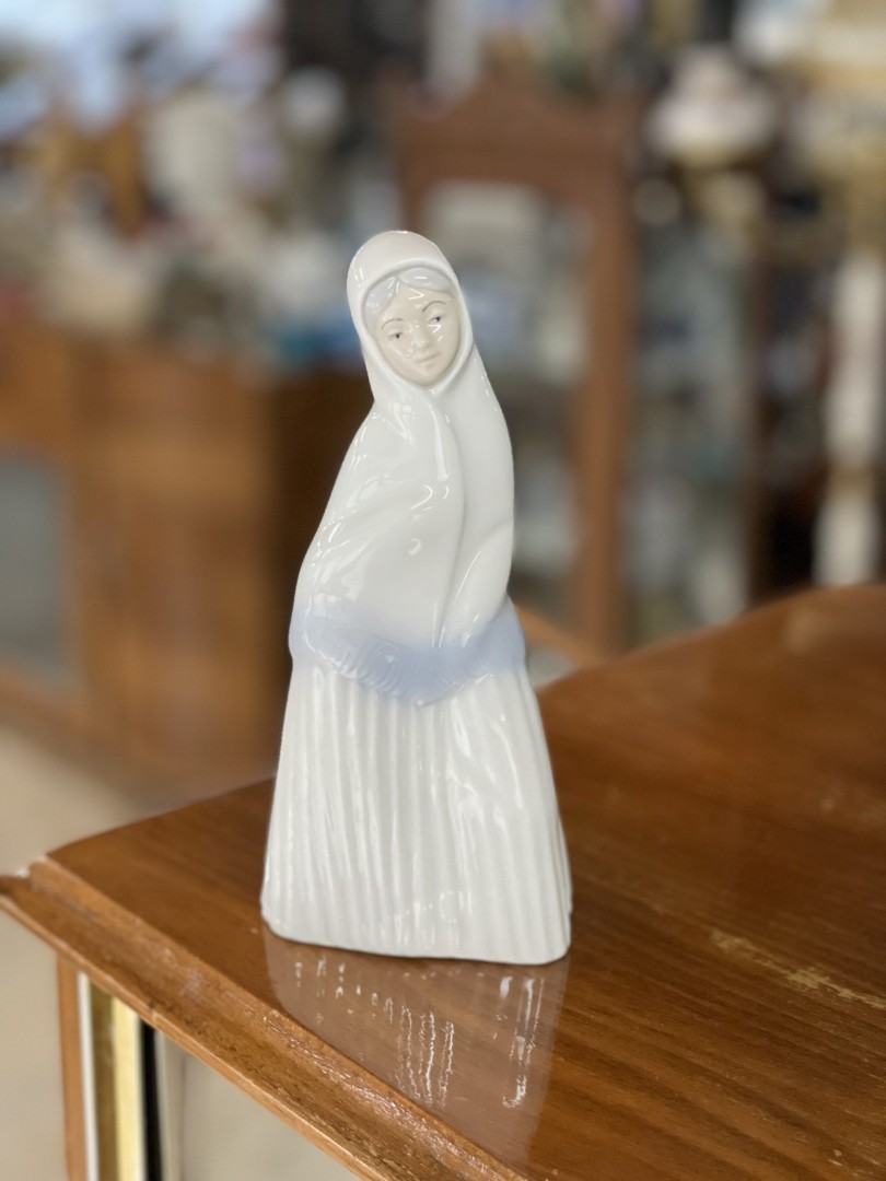 Vintage Lady Figurine From Requena  Valencia  Spain 0.3Kg 17Cm (Wxlxh)