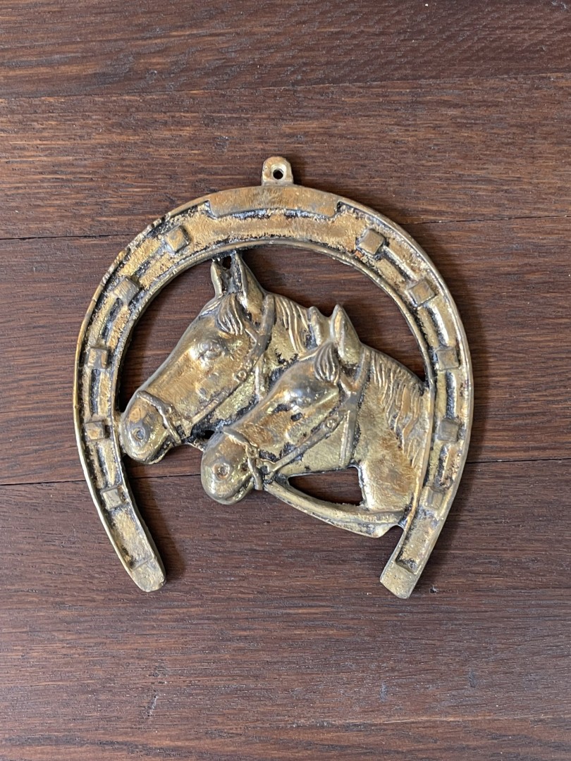 Vintage Brass Wall Plaque With Horse Heads In Horseshoe Equestrian Good Luck Charm 1Kg 16Cmx18Cm (Wxlxh)