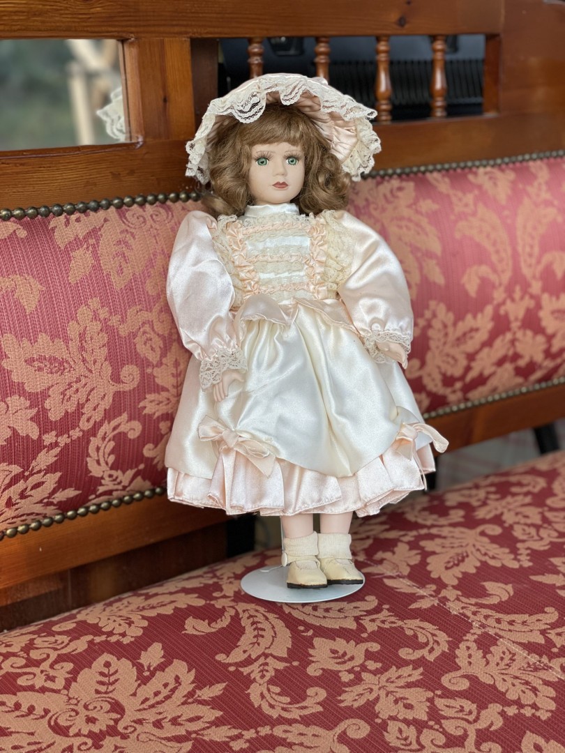 Vintage Porcelain Doll In Victorian Style Dress Elegant Collectible From The 1980S 2Kg 17Cmx18Cmx37Cm (Wxlxh)