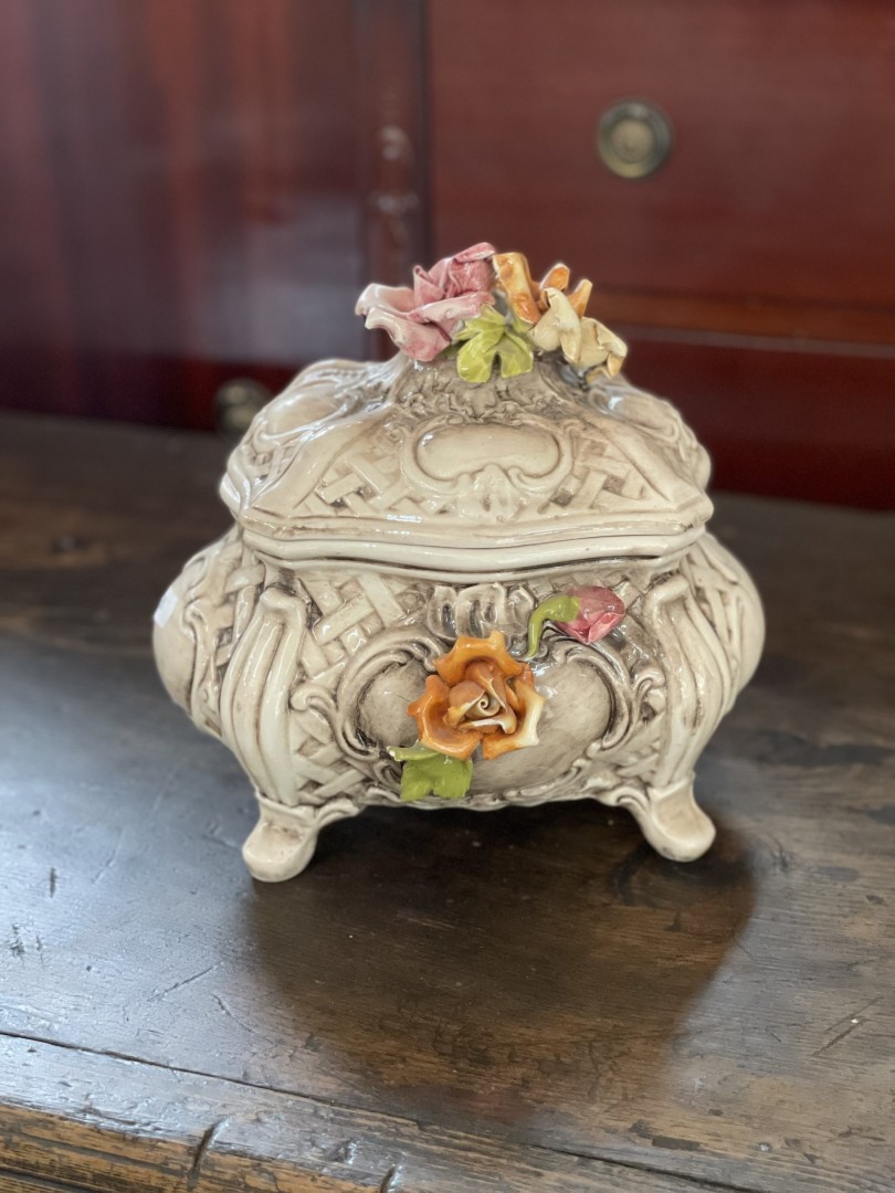 Exquisite Mid-Century Italian Capodimonte Style Porcelain Jewelry Box With Handcrafted Roses 1.5Kg 23Cmx19Cmx4Cm (Wxlxh)