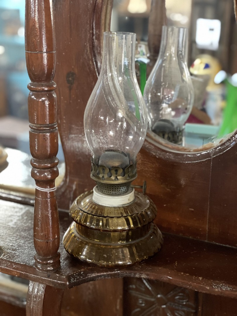 Antique English Oil Lamp With Amber Glass Base Circa 1920S 1.5Kg 14Cmx12Cmx35Cm (Wxlxh)