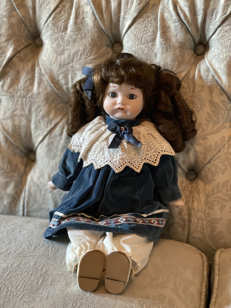 Vintage Porcelain Doll With Deep Blue Velvet Dress 1980S Handcrafted Collectible 2Kg 21Cmx9Cmx35Cm (Wxlxh)