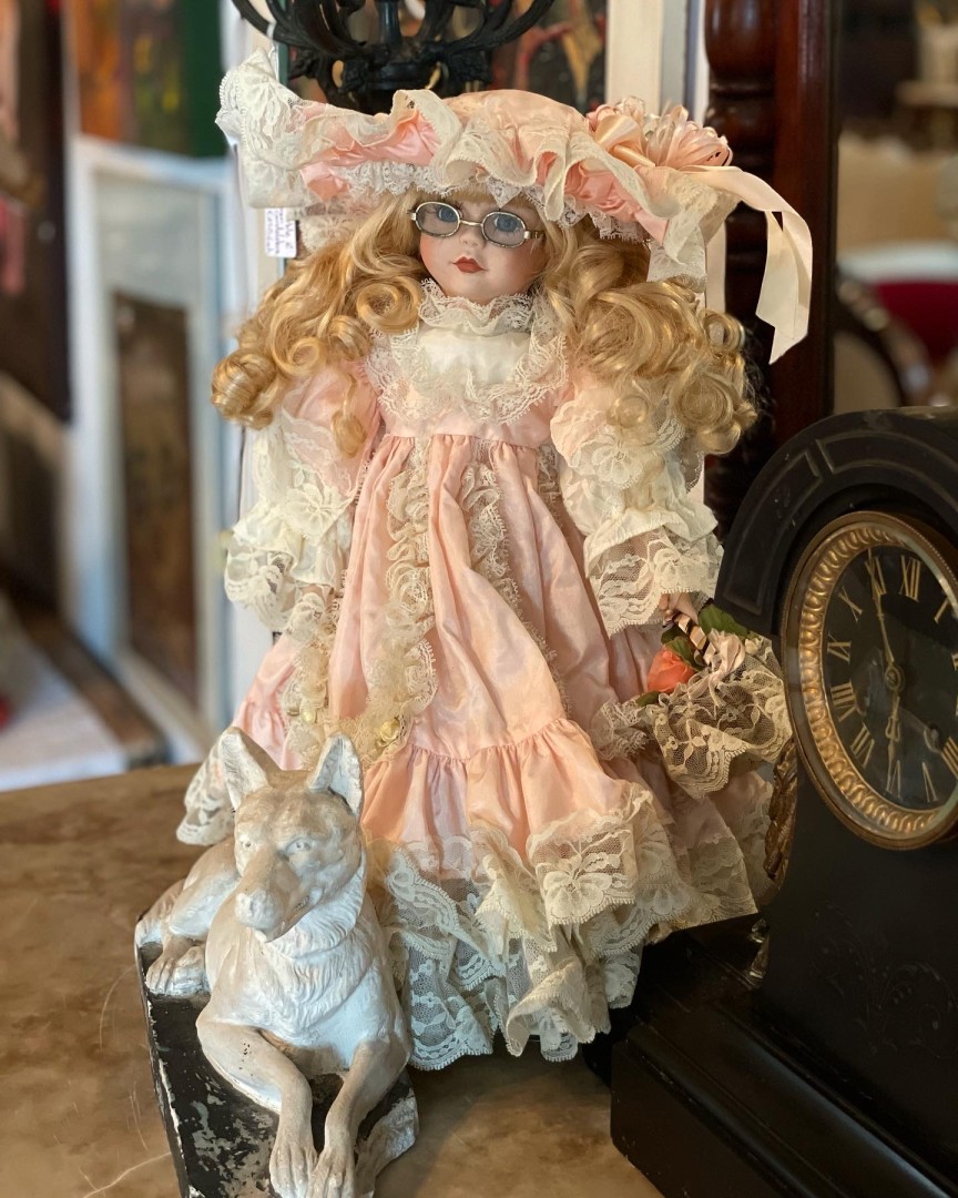 Exquisite Victorian-Style Porcelain Doll With Glasses Handcrafted Elegance 2Kg 20Cmx10Cmx42Cm (Wxlxh)