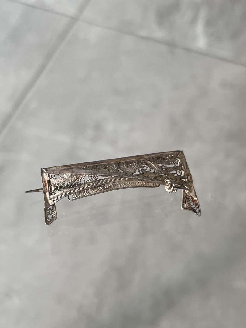 Antique Filigree Silver Brooch With Intricate Floral Patterns - Timeless Elegance In Craftsmanship 0.5Kg 4.5Cm (Wxlxh)