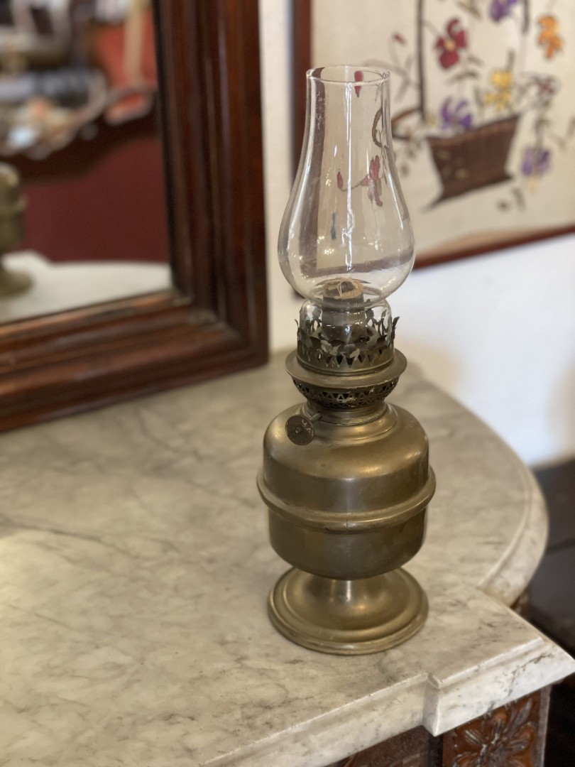 Antique Victorian Brass Oil Lamp Kg 11Cmx11Cmx33Cm (Wxlxh)