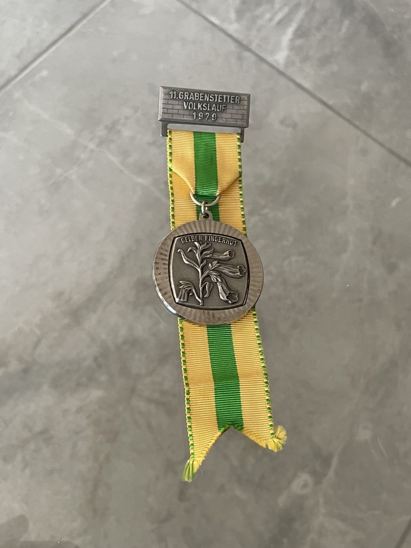 1979 Grabenstetten Volkslauf Medal With Gelber Fingerhut Flower German Running Event Memorabilia 0.6Kg 4.2Cmx15Cm (Wxlxh)