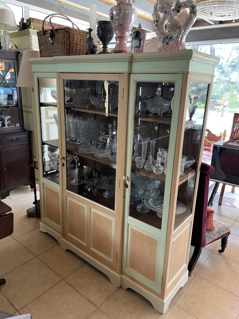 Vintage Provincial Glass Display Cabinet Hand-Painted With Distressed Pastel Tones  Elegant Storage For Collectibles 150Kg 155Cmx43Cmx175Cm (Wxlxh)