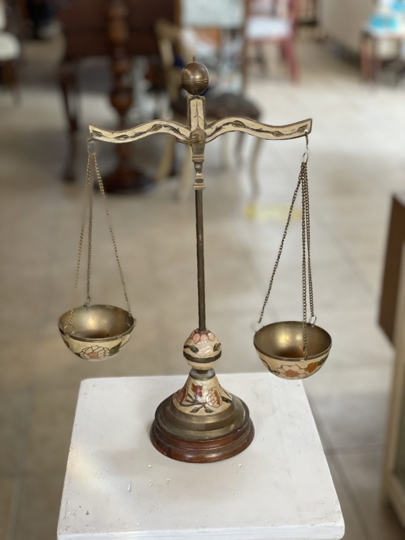 Vintage 1970S Decorative Balance Scale With Floral Design  Hand-Painted 2Kg 25Cmx38Cm (Wxlxh)