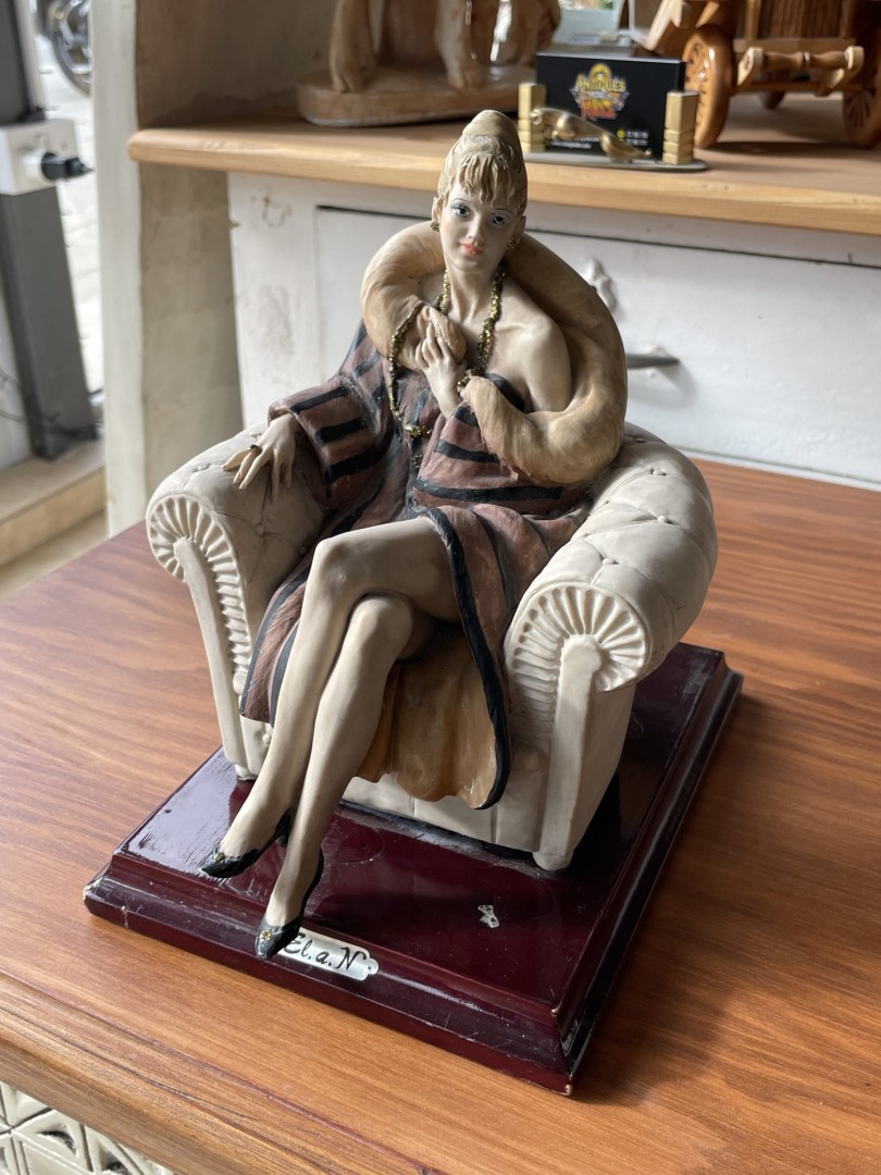 Figurine Of Elegant Lady In Fur Timeless Glamour And Grace 3Kg 15Cmx20Cmx21Cm (Wxlxh)