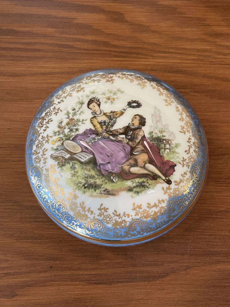 Vintage Limoges France Porcelain Trinket Box With Watteau Courting Scene Blue & Gold Gilded Decor 1Kg 11Cmx11Cmx3Cm (Wxlxh)