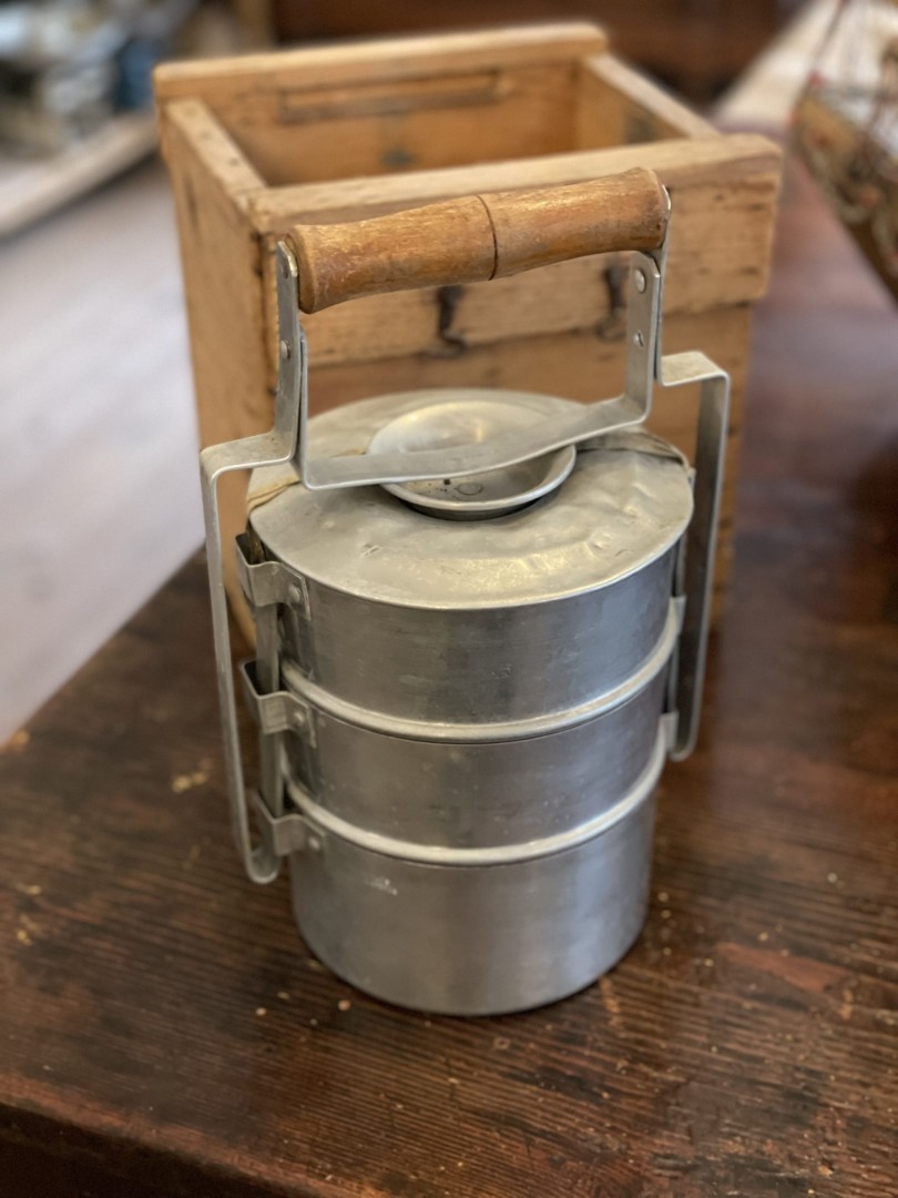 Vintage Wooden Carry Box With Aluminum Tiffin Set Rustic Mid-Century Charm 1.5Kg 21.5Cmx20.5Cmx31Cm (Wxlxh)