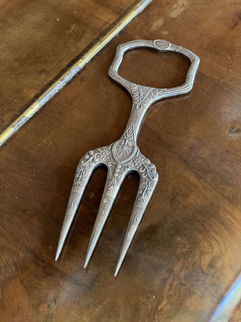 Antique Victorian Three-Prong Serving Fork With Ornate Handle Design 0.6Kg 15Cmx5Cm (Wxlxh)