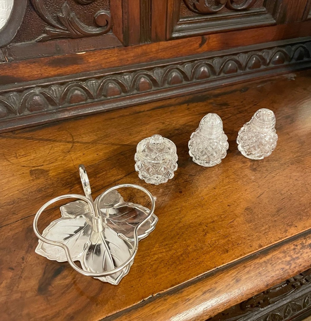 3-Piece Vintage Cruet Set With Leaf-Shaped Metal Holder 0.5Kg 11Cmx12Cmx6Cm (Wxlxh)