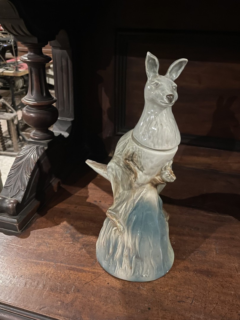 Vintage 1977 James B. Beam Distilling Co. Kangaroo Decanter - A Collector’S Delight In Genuine Porcelain 1Kg 30Cm (Wxlxh)