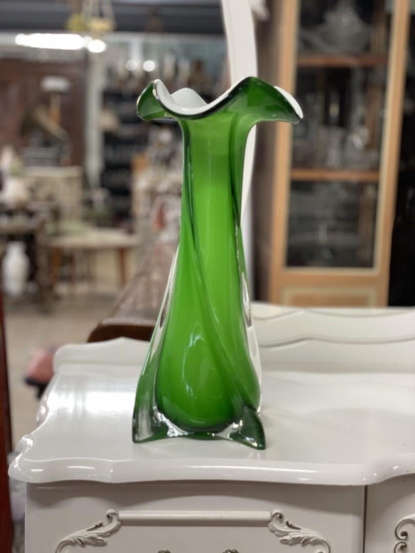 Elegant Mid-Century Green Murano-Style Art Glass Vase With Organic Flow Design 2Kg 17.5Cmx18Cmx36Cm (Wxlxh)