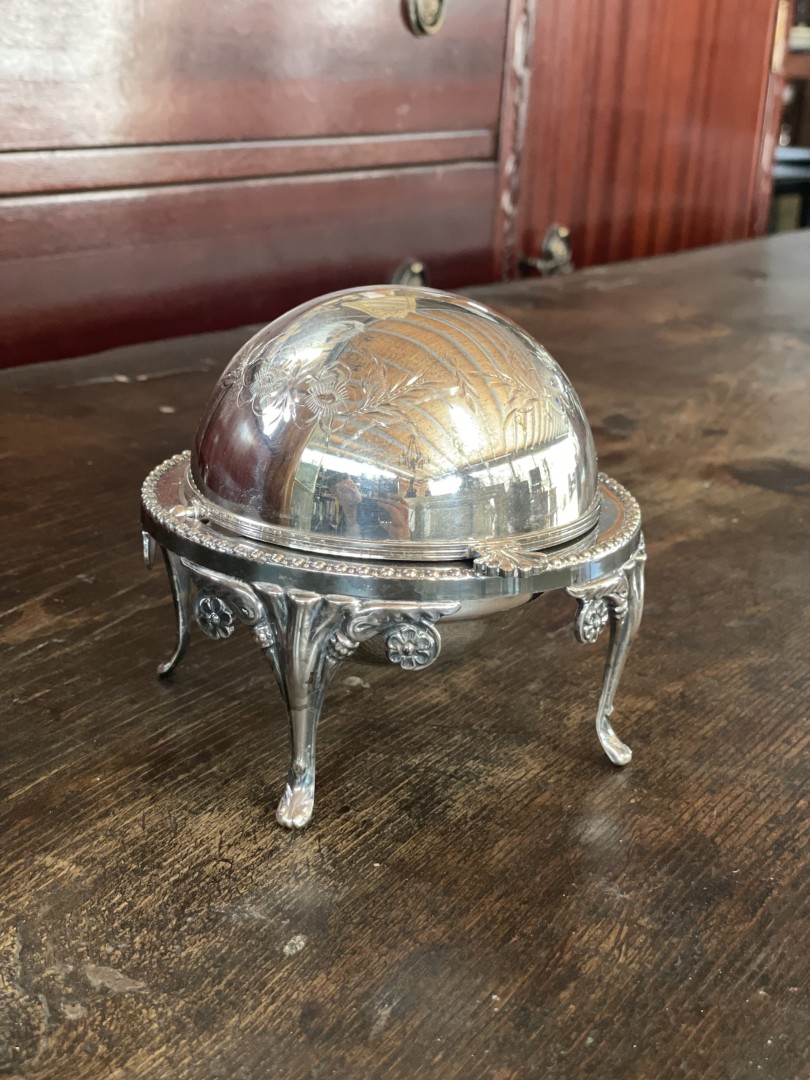 Vintage English Silver Plated Caviar Or Butter Dish With Roll-Top Dome Hand Engraved Made In England 1950S 1Kg 12Cmx12Cmx12Cm (Wxlxh)