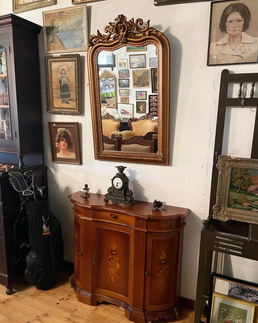 Vintage Charm: Floral Wood Console Cabinet 80Kg 108Cmx35Cmx88Cm (Wxlxh)