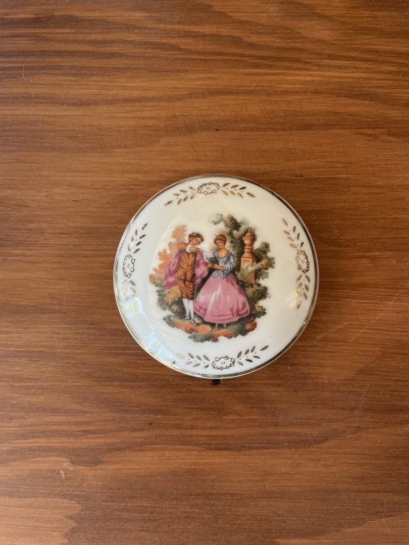 Mid-20Th Century Porcelain Trinket Box With Romantic Scene And Gold Detail 0.8Kg 8Cmx8Cm (Wxlxh)