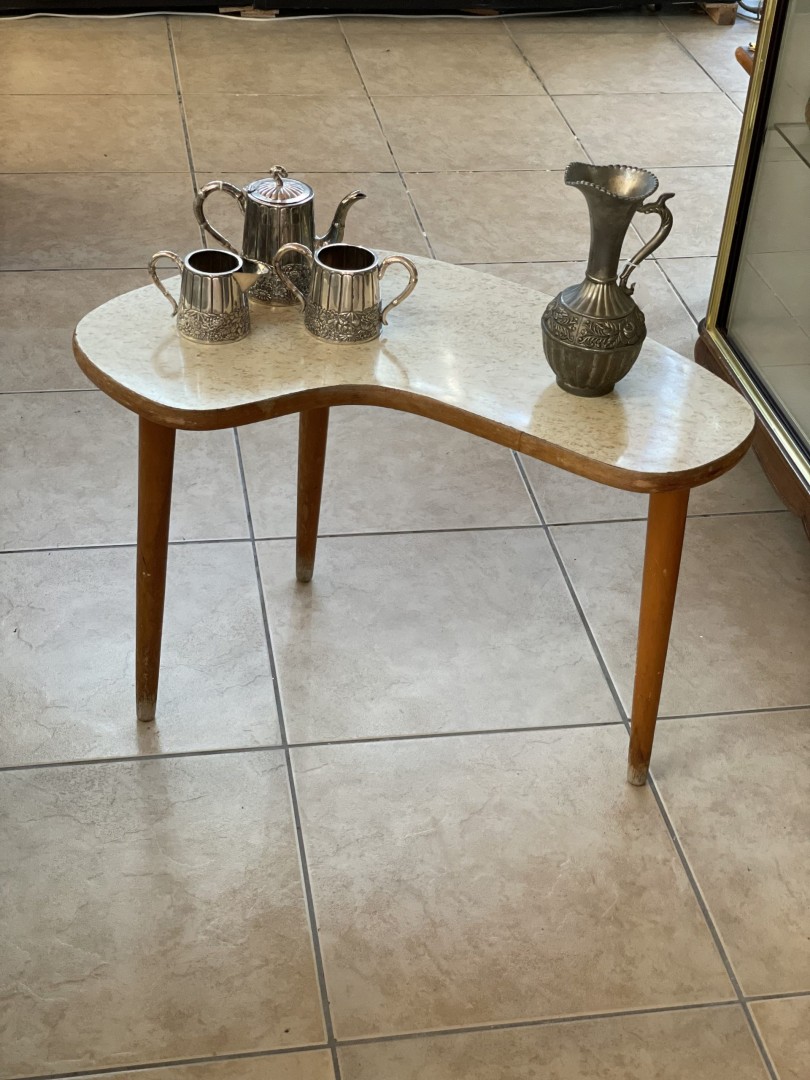 Mid-Century Kidney-Shaped Side Table With Organic Design And Laminated Top 8Kg 70Cmx33Cmx47Cm (Wxlxh)