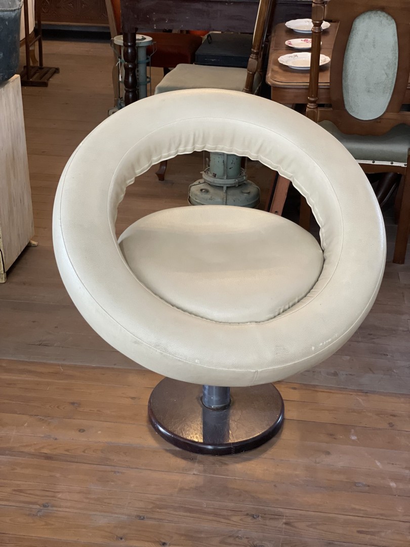 Vintage Mid-Century Modern Swivel Chair With Unique Circular Backrest Design 35Kg 85Cmx85Cm (Wxlxh)