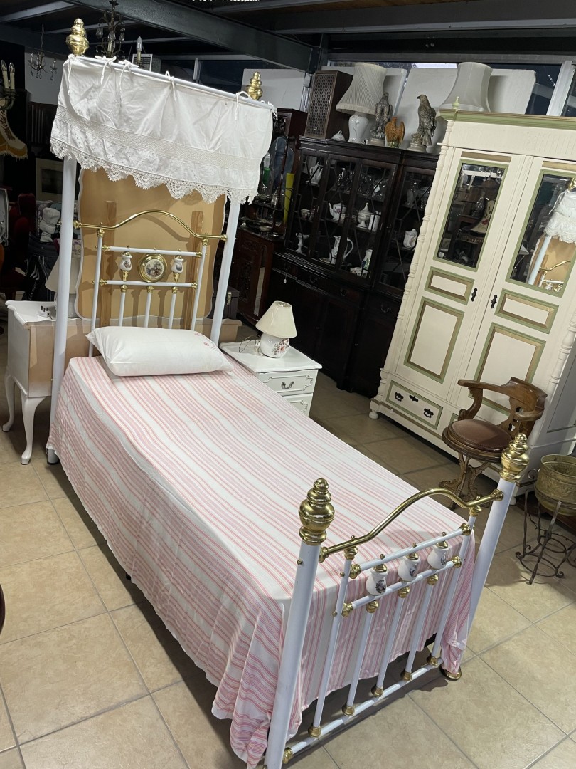 Antique Victorian-Style Brass And Iron Twin Canopy Bed With Porcelain Accents 70Kg  (Wxlxh)