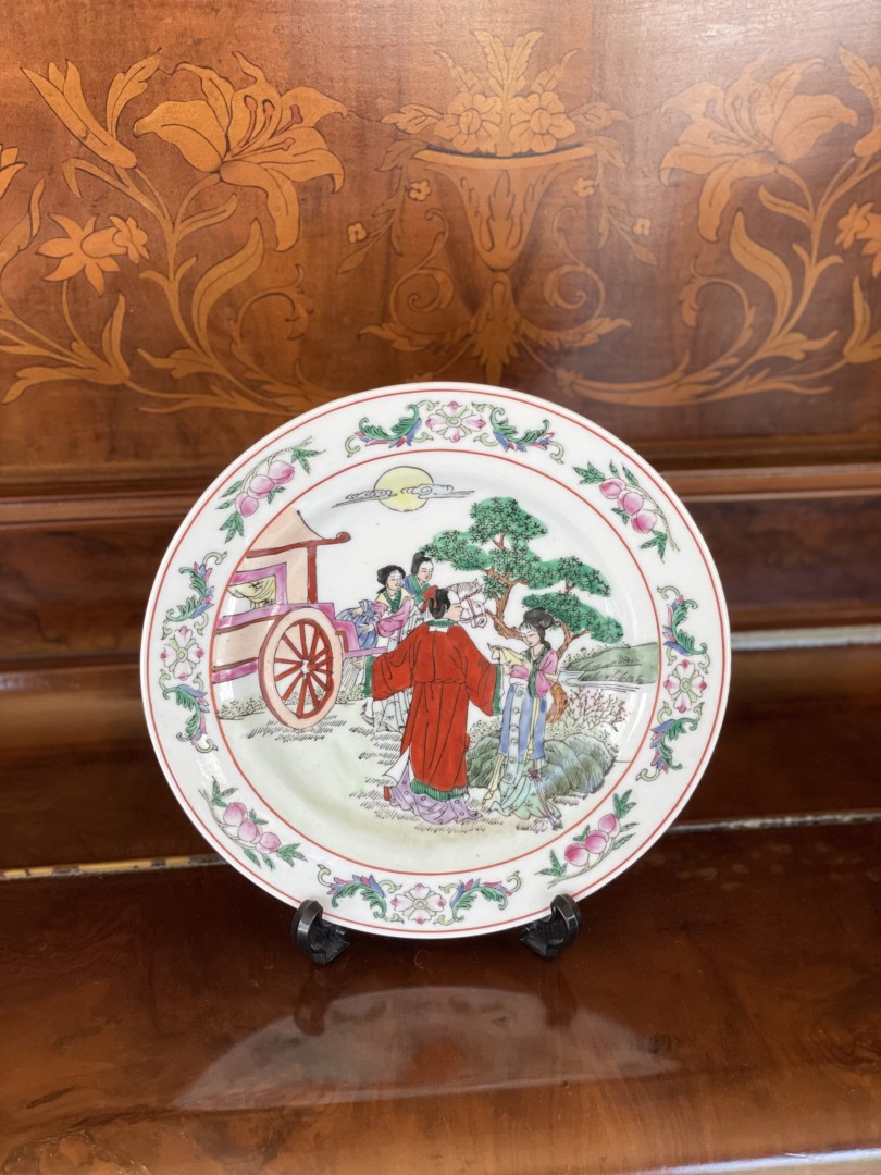 Vintage Chinese Famille Rose Porcelain Plate Hand-Painted Imperial Scene With Cart  Figures & Floral Border Mid To Late 20Th Century 1Kg 20Cmx20Cmx20Cm (Wxlxh)