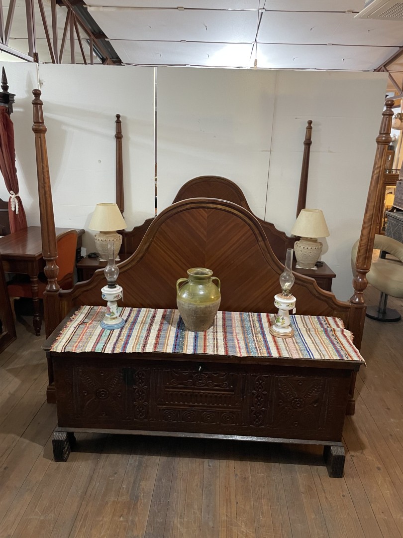 Vintage Handmade Iroko Wood Four-Poster Bed Exquisite Craftsmanship 80Kg 203Cmx209.5Cmx203Cm (Wxlxh)