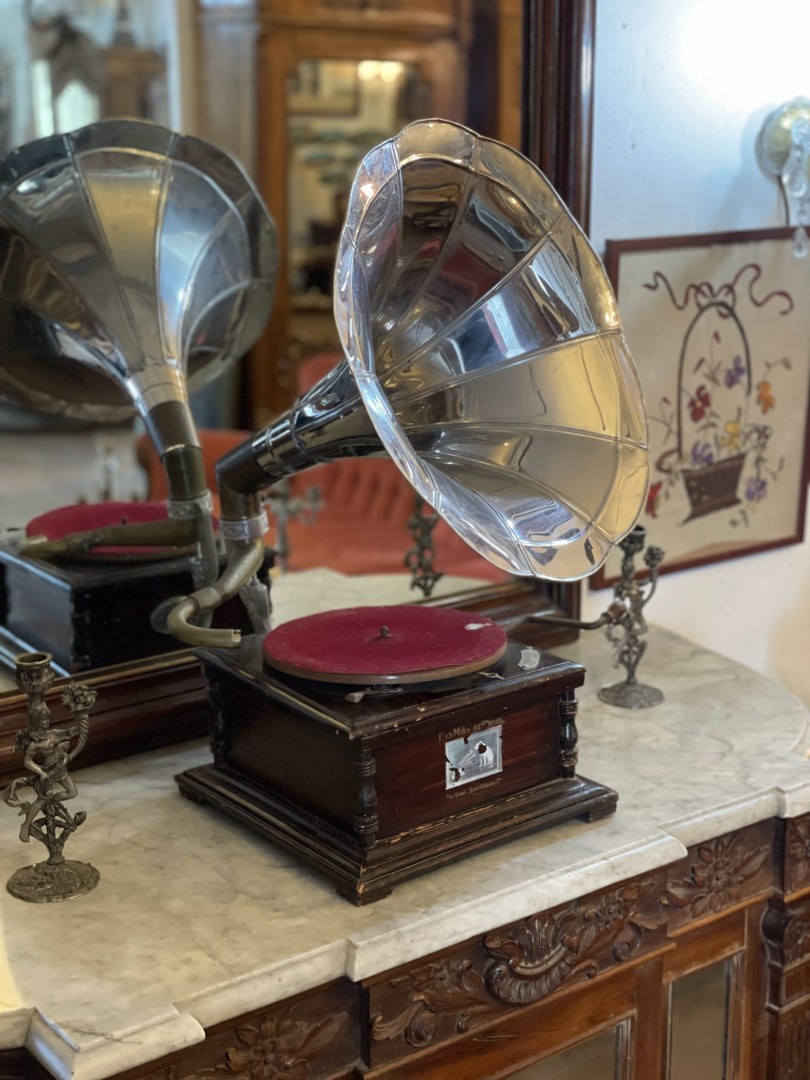 Vintage Mid-Late 20Th Century Gramophone With Chrome Horn & Wooden Base Classic Retro Phonograph 8Kg 29.5Cmx38Cmx61Cm (Wxlxh)
