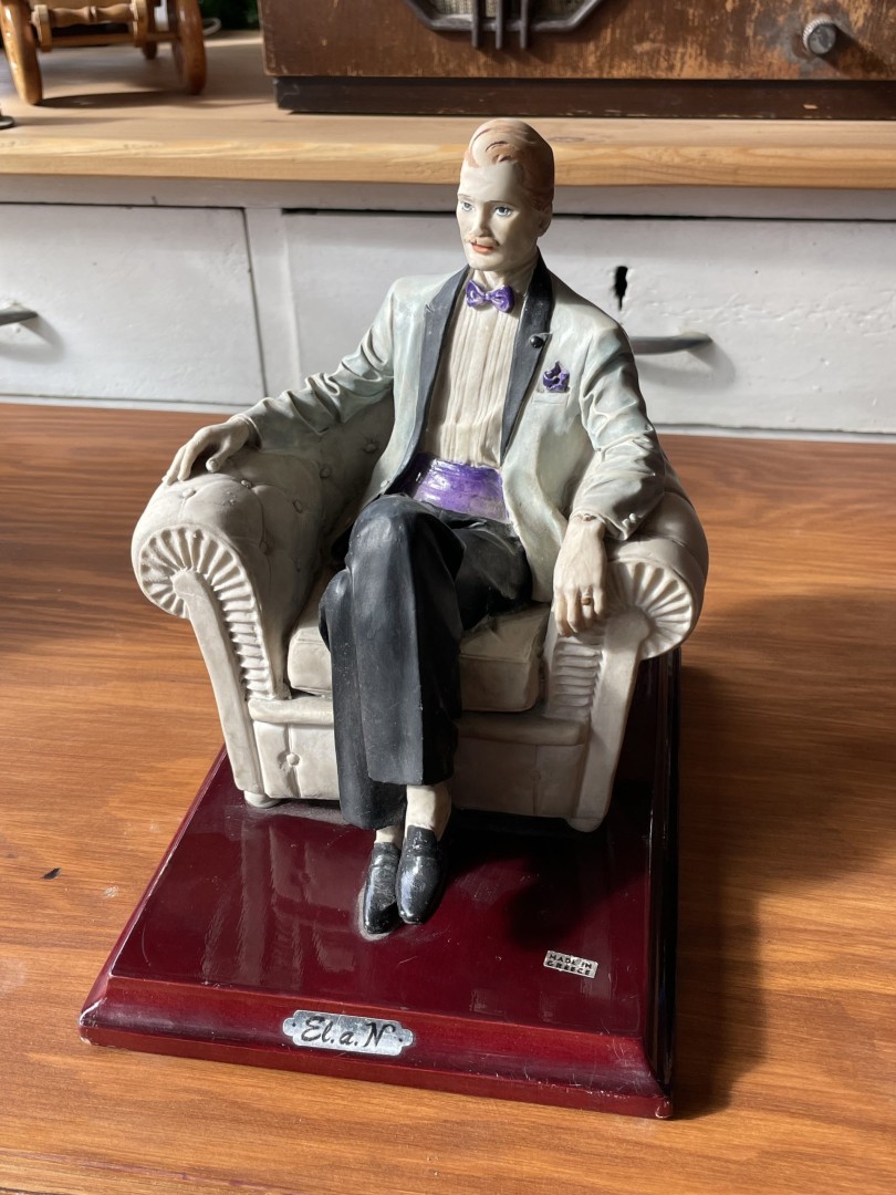 Gentleman Figurine Elegance In Lavender Accents 3Kg 15.5Cmx20Cmx20Cm (Wxlxh)